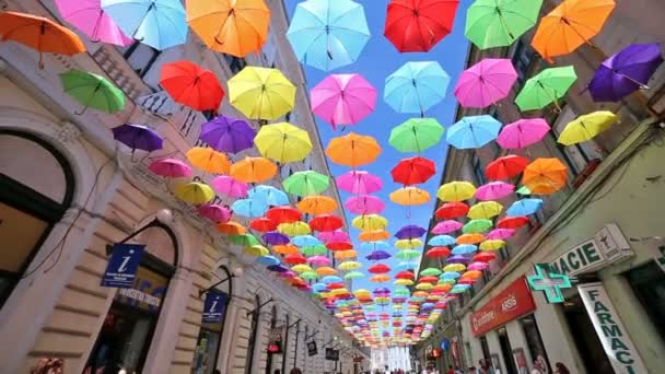 Calle decorada con sombrillas de colores — Vídeo de stock