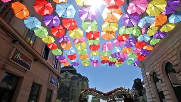 Calle decorada con sombrillas de colores 1 — Vídeo de stock