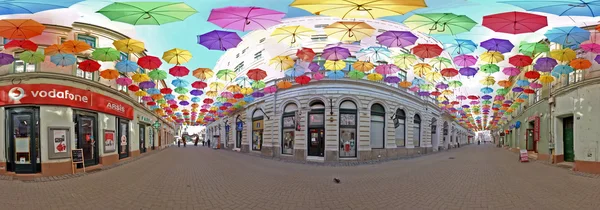 360 Surround panorâmico com guarda-chuvas coloridos em Timisoara, Rom — Fotografia de Stock