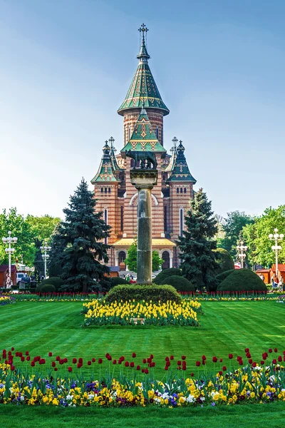 Zafer Meydanı 'nda çiçek düzenlemeleri, Ortodoks Katedrali i