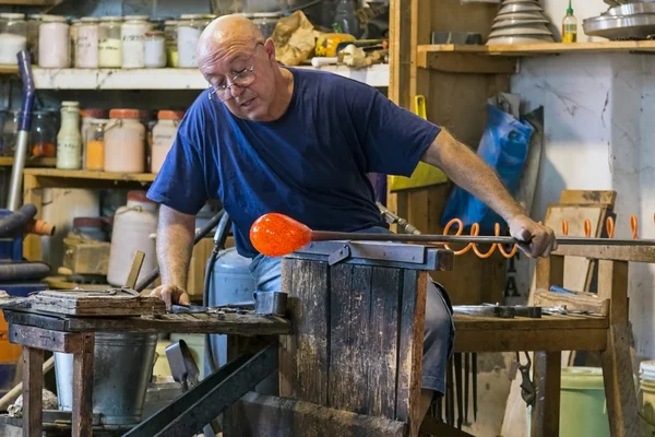 Glassworker in actie in de Murano glassfactory 7 — Stockfoto