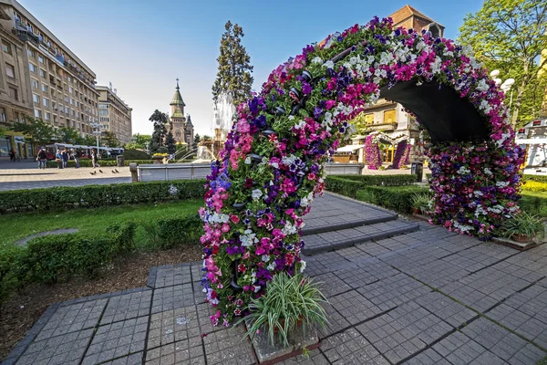 Zafer Meydanı 'nda çiçek düzenlemeleri, Ortodoks Katedrali i