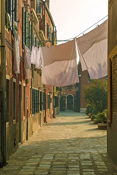 Evler arasında bir avluda kurumaya çamaşır yıkama, Burano, İtalya