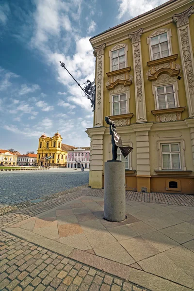 Edificios antiguos, cúpula alemana y estatua modernista en Timisoara, Ro — Foto de Stock