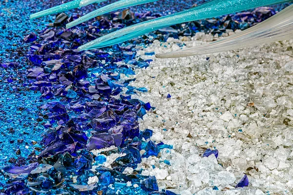 Fondo blanco y azul con piezas de cristal de Murano 1 — Foto de Stock
