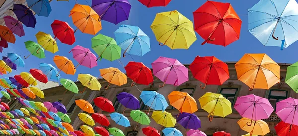 Sfondo con ombrelloni colorati su una strada a Timisoara 1 — Foto Stock