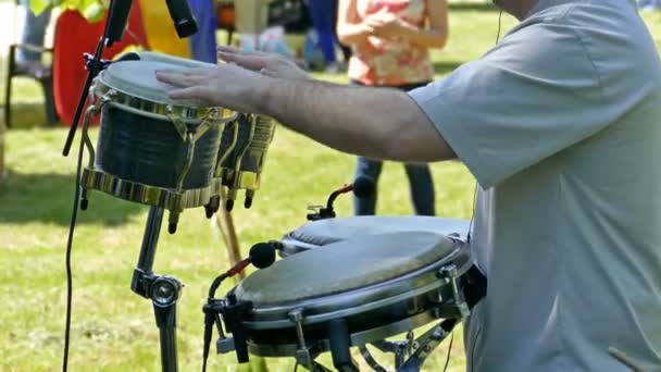 Baterista que canta — Vídeo de Stock