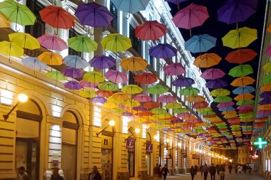 Geceleri aydınlatılan renkli şemsiye ile sokak