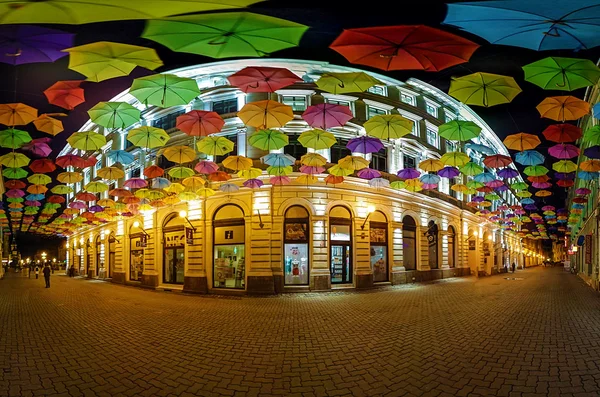 Ombrelli colorati su una strada illuminata di notte.Panoramic Sur — Foto Stock