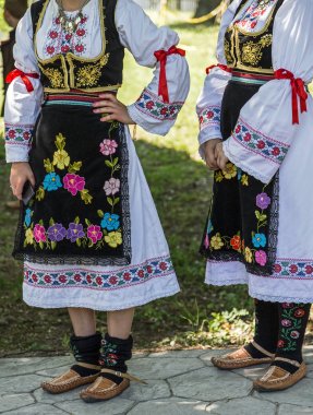 Genç kızlarda geleneksel kostümleri--dan Serbia