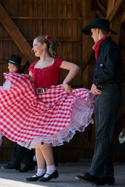 Gençler California belirli bir halk dansları 4 göster