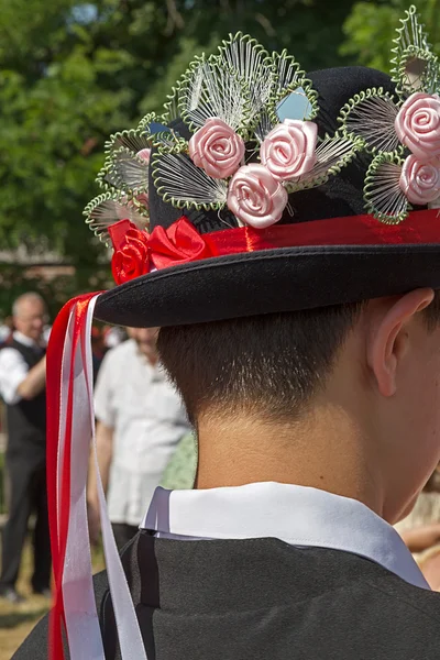 人気のあるモデルで飾られた帽子伝統的なドイツの男性、 — ストック写真