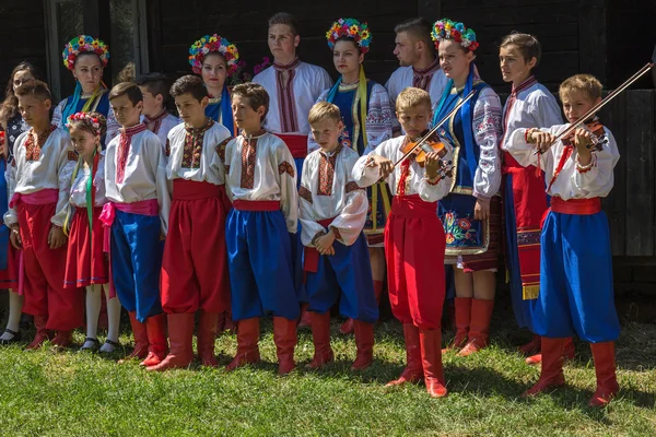 Orchestra with young Ukrainians in traditional folk costume — Stock Photo, Image