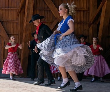 Gençler California belirli bir halk dansları 1 göster