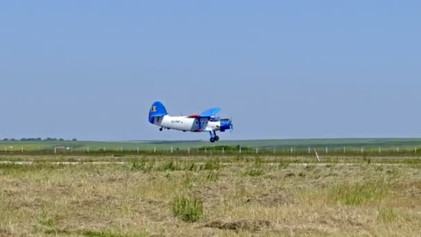 Pequeno avião decolando em um show aéreo — Vídeo de Stock