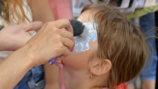 Taller con pintura facial para niños 2 — Vídeos de Stock