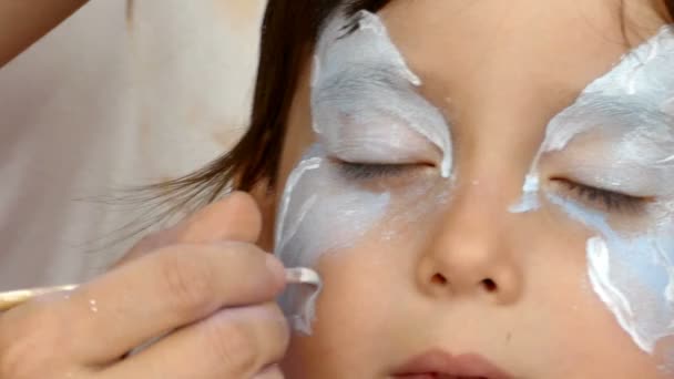 Warsztaty z malowanie twarzy dla dzieci 7 — Wideo stockowe