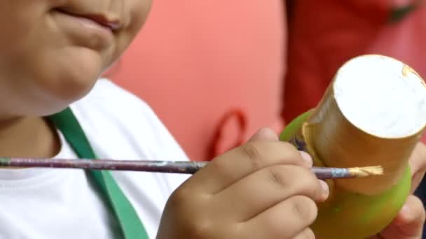 Girl who paints a ceramic bowl 1 — Stok video