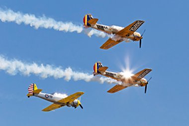 Vintage uçak gösteriler yapıyor