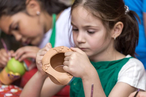 Dziewczyny, którzy farby ceramiczne miski — Zdjęcie stockowe