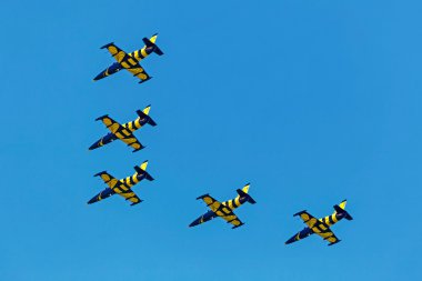 Savaş uçağı hava gösterisi