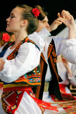 Romen halk dansçılar bir 4 şovda