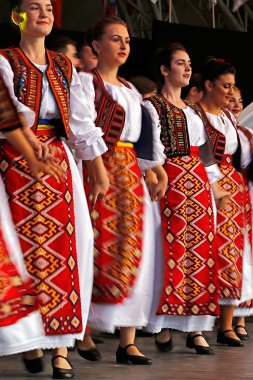 Romen halk dansçılar bir 5 şovda