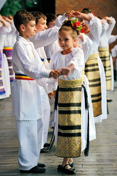 Romanian child folk dancers perform in a show — Stock Photo, Image