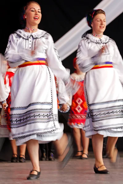 Bailarines folclóricos rumanos actúan en un espectáculo 2 —  Fotos de Stock