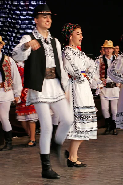 Bailarines folclóricos rumanos actúan en un espectáculo —  Fotos de Stock