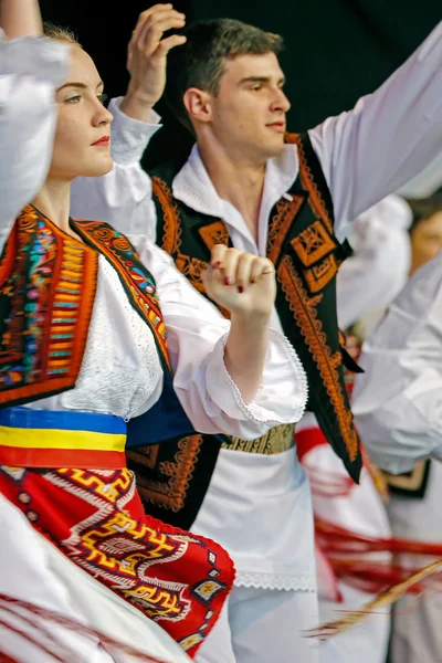 Bailarines folclóricos rumanos actúan en un espectáculo 6 —  Fotos de Stock