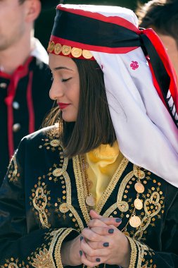 Geleneksel kostümlü Türkiye 'li genç kız