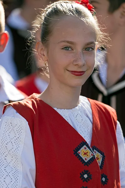 Adolescente da Eslováquia em traje tradicional — Fotografia de Stock