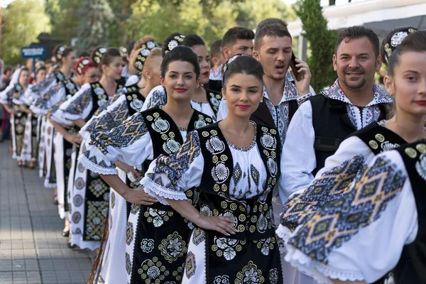 Młodzi ludzie z Rumunii w tradycyjnym stroju — Zdjęcie stockowe