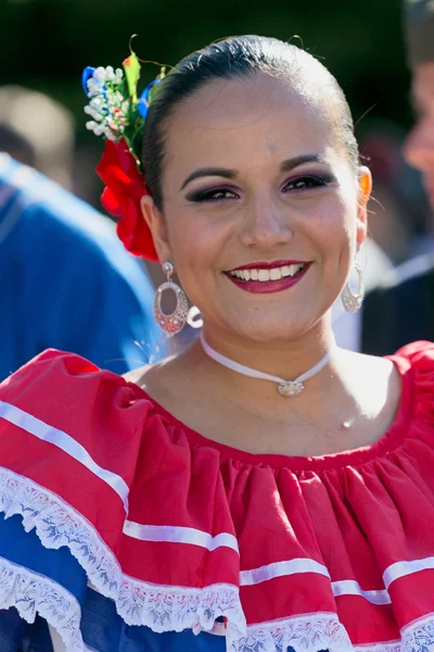 Ung kvinna från Costa Rica i traditionell kostym 2 — Stockfoto