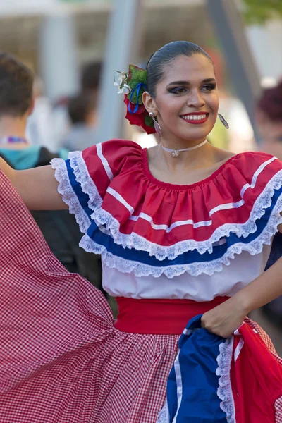 从哥斯达黎加身着传统服装的年轻女子 — 图库照片