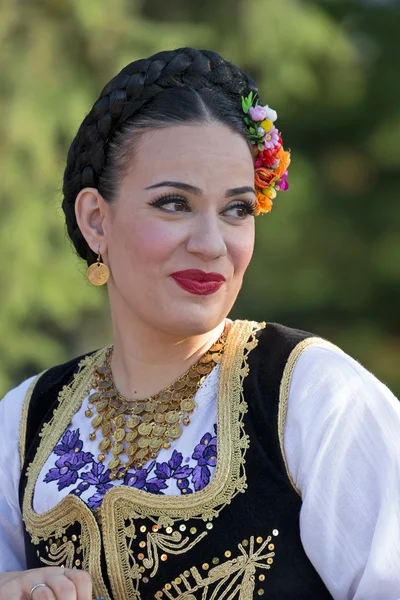 Ung kvinna från Rumänien i traditionell kostym 1 — Stockfoto