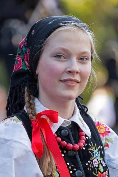 Молода жінка з Польщі в традиційному костюмі 1. — стокове фото