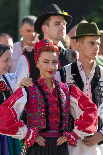 Młoda kobieta z Rumunii w tradycyjnym stroju 10 — Zdjęcie stockowe