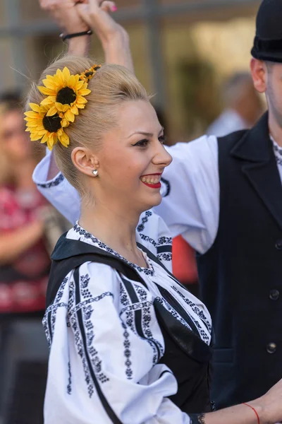 Mujer joven de Rumania en traje tradicional 2 —  Fotos de Stock