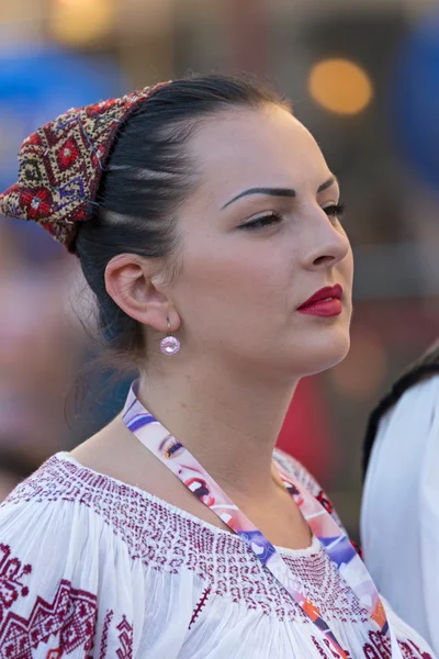 Νεαρή γυναίκα από τη Ρουμανία με παραδοσιακή ενδυμασία 7 — Φωτογραφία Αρχείου