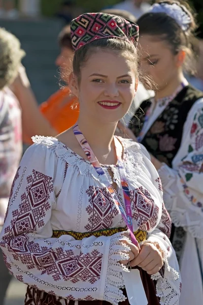 Ung kvinna från Rumänien i traditionell kostym 9 — Stockfoto