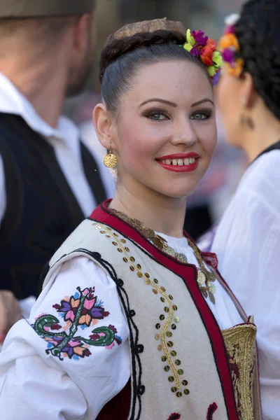 Νεαρή γυναίκα από τη Σερβία με παραδοσιακή ενδυμασία 1 — Φωτογραφία Αρχείου