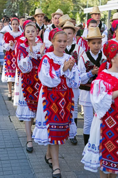 Enfant et adolescents de Roumanie en costume traditionnel — Photo