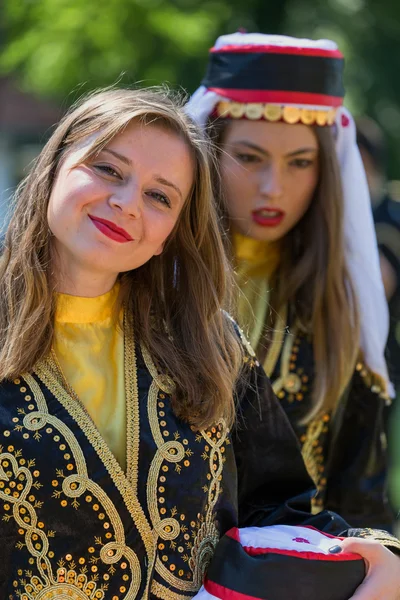 Mladé dívky z Turecka v tradičním kostýmu — Stock fotografie