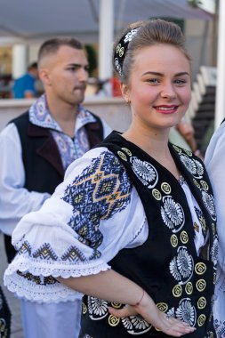 Romanya'dan geleneksel kostüm 16 genç kadın