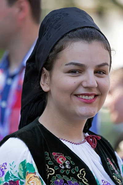 Jovem mulher da Romênia em traje tradicional 12 — Fotografia de Stock