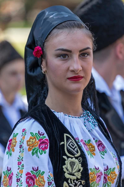 Молодая женщина из Румынии в традиционном костюме 11 — стоковое фото