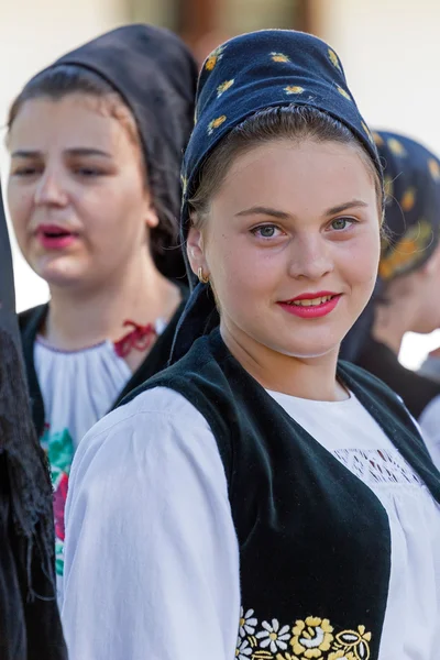 Jeune femme roumaine en costume traditionnel 13 — Photo