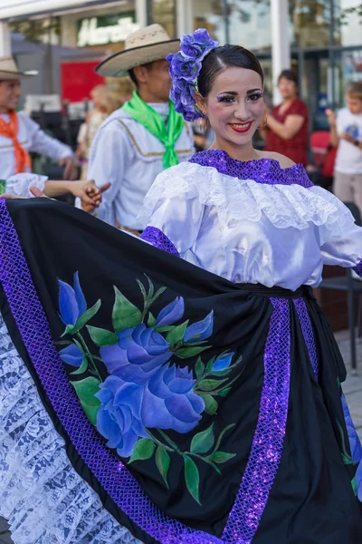 哥伦布的舞者身着传统服装 1 — 图库照片